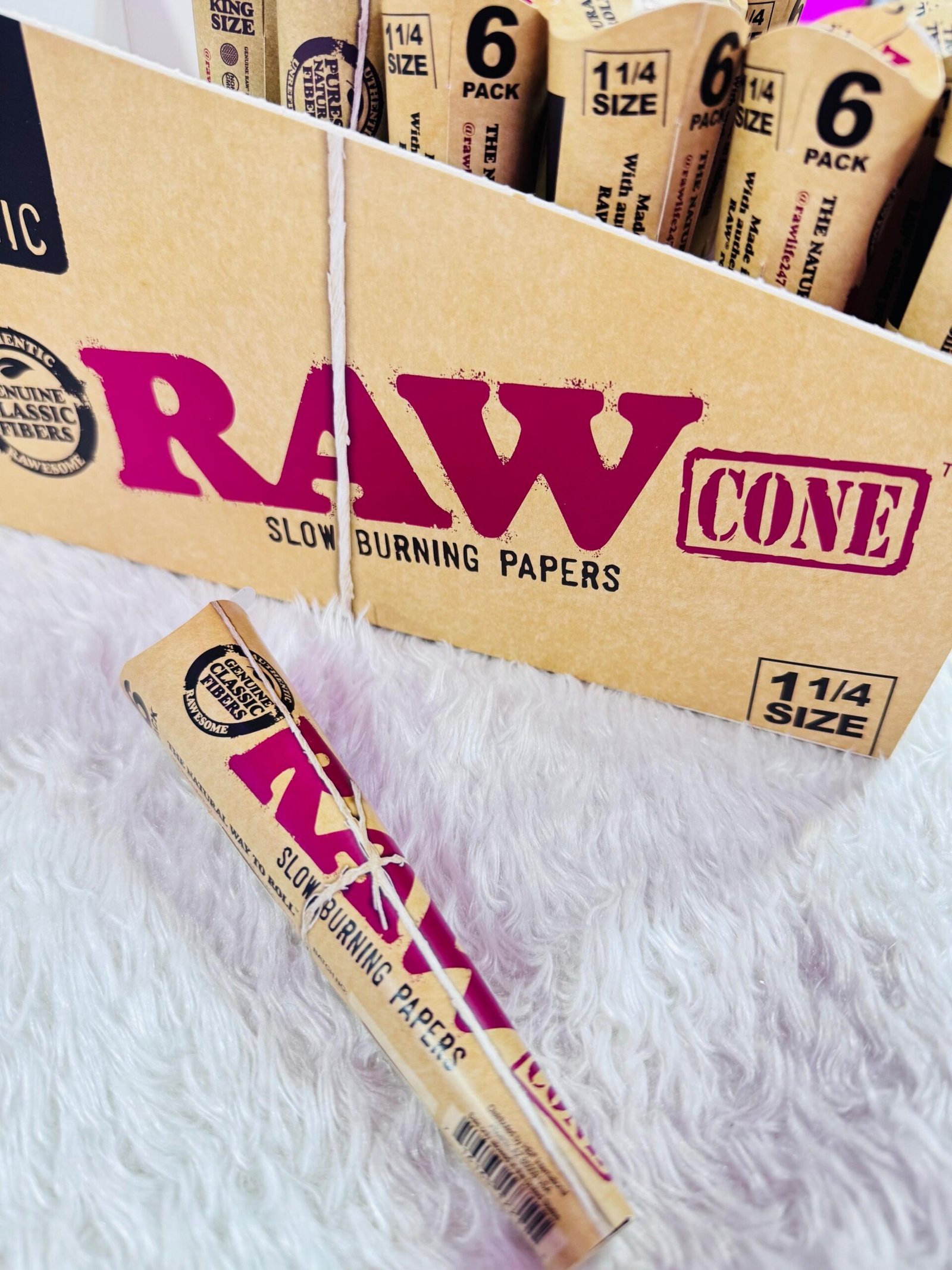 Raw - Natural 3 Cones King Size Por Paquete | 32 Paquete Por Caja |
