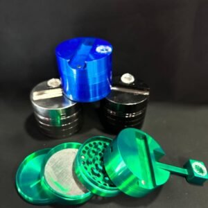 Grinder Aluminio - Con Porta Encendedor + Pipa | Colores al azar)