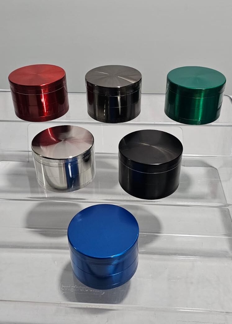 Grinder De Metal – Mediano Diametro 5cm x 4cm Cuatro Partes | Colores al azar | 12 Piezas x Display - Image 2