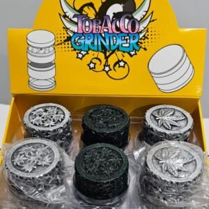 Grinder De Metal Con Diseno en 3D – Diametro 52*39mm 2 Niveles | Colores al azar | 12 Piezas x Display