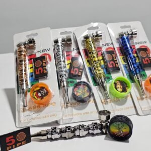 Pipa De Metal + Grinder mini - Modelo “Calaveras” Incluye 5 Silver Screams | Color al azar |